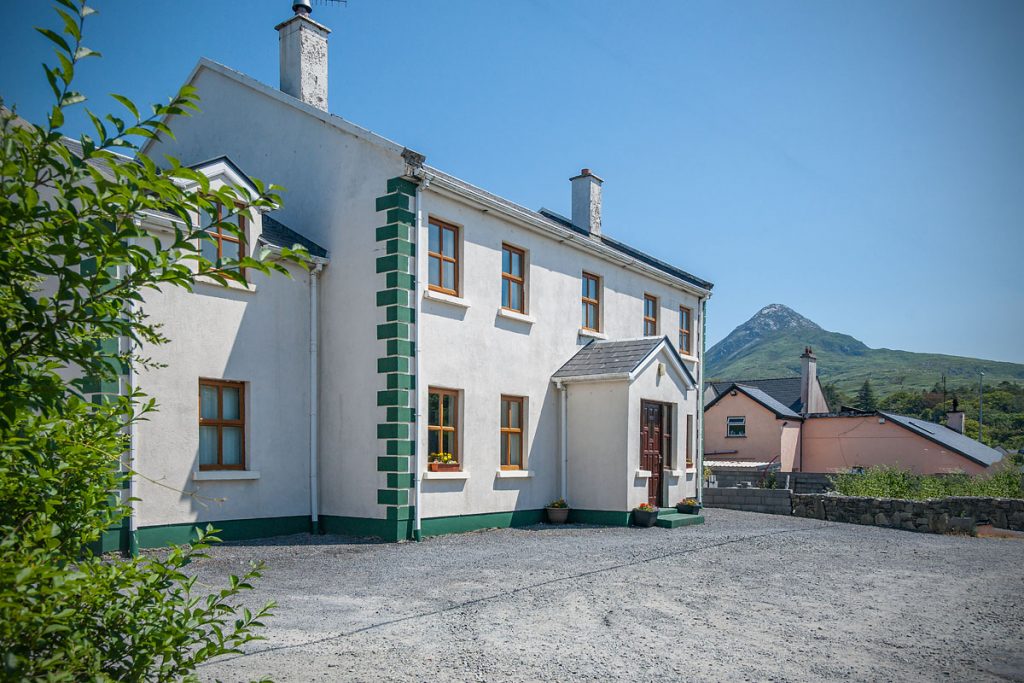 6 Bedrooms - Sleeps 12. A large property located in Letterfrack Village, close to Connemara National Park.