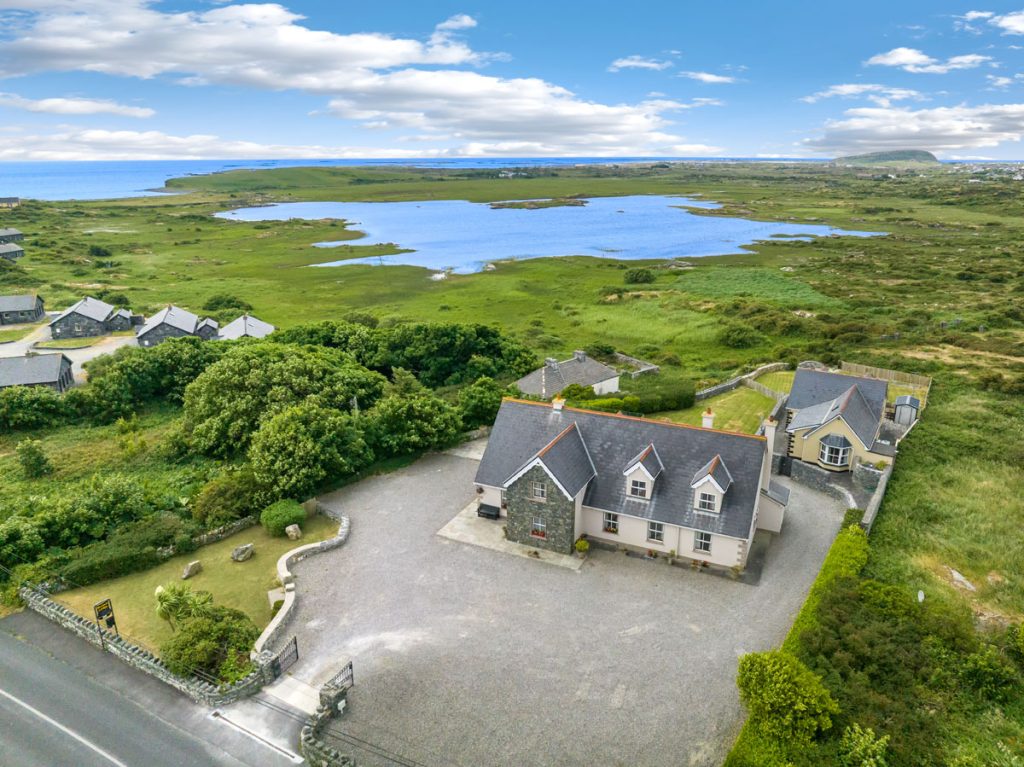 8 Bedrooms - Sleeps 18. Perfect for groups. A two minute walk to Ballyconneely village.