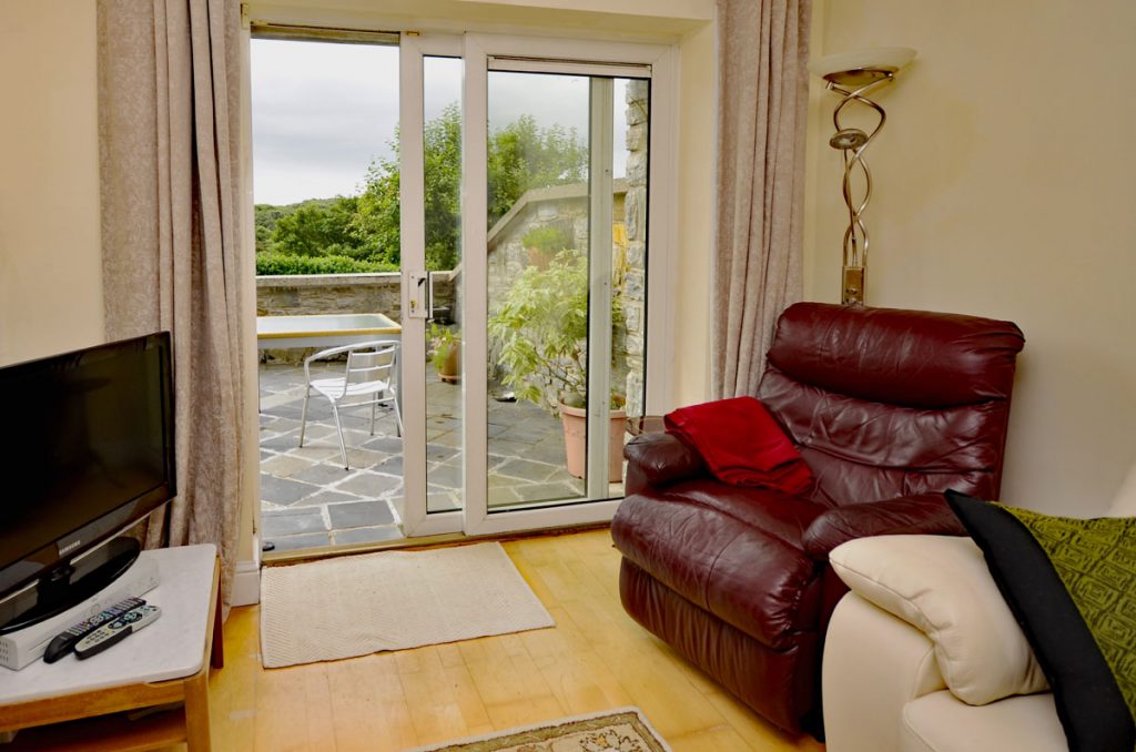 3 Bedrooms – Sleeps 5.  Clifden town centre apartment overlooking Clifden Bay and harbour.