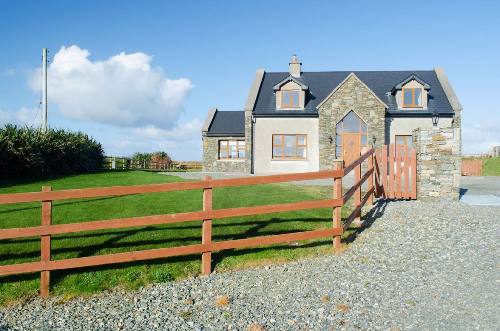 4 Bedrooms - Sleeps 8/10. A luxurious home located close to Cleggan village with a white sandy beach just a short walk away.
