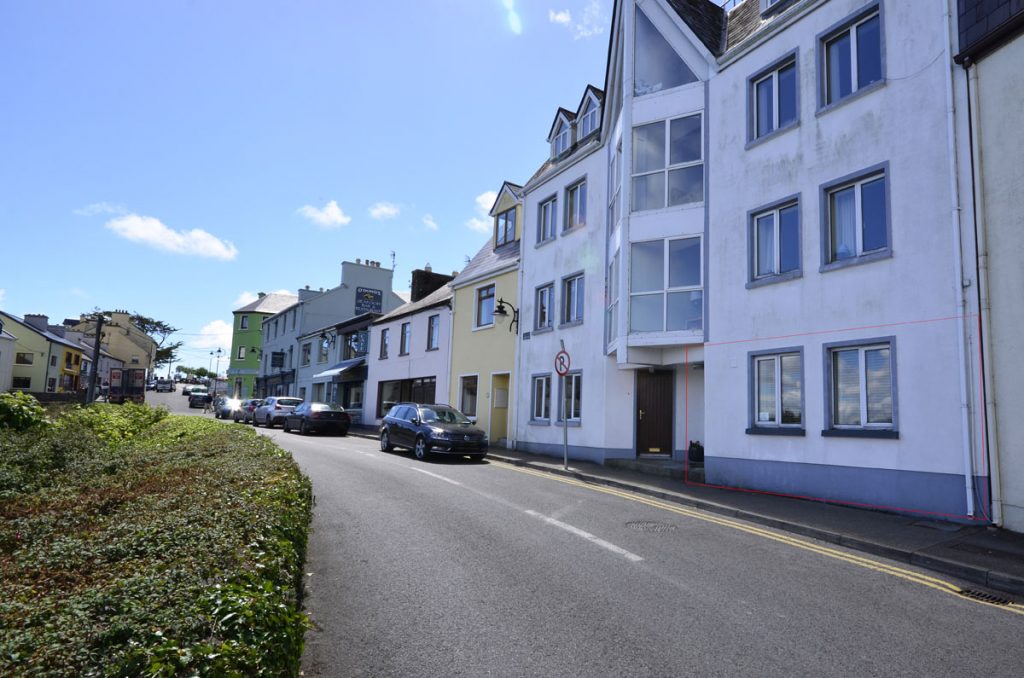 2 Bedrooms – Sleeps 4. Offering Roundstone harbour views and WiFi, this apartment is ideal for couples and friends.