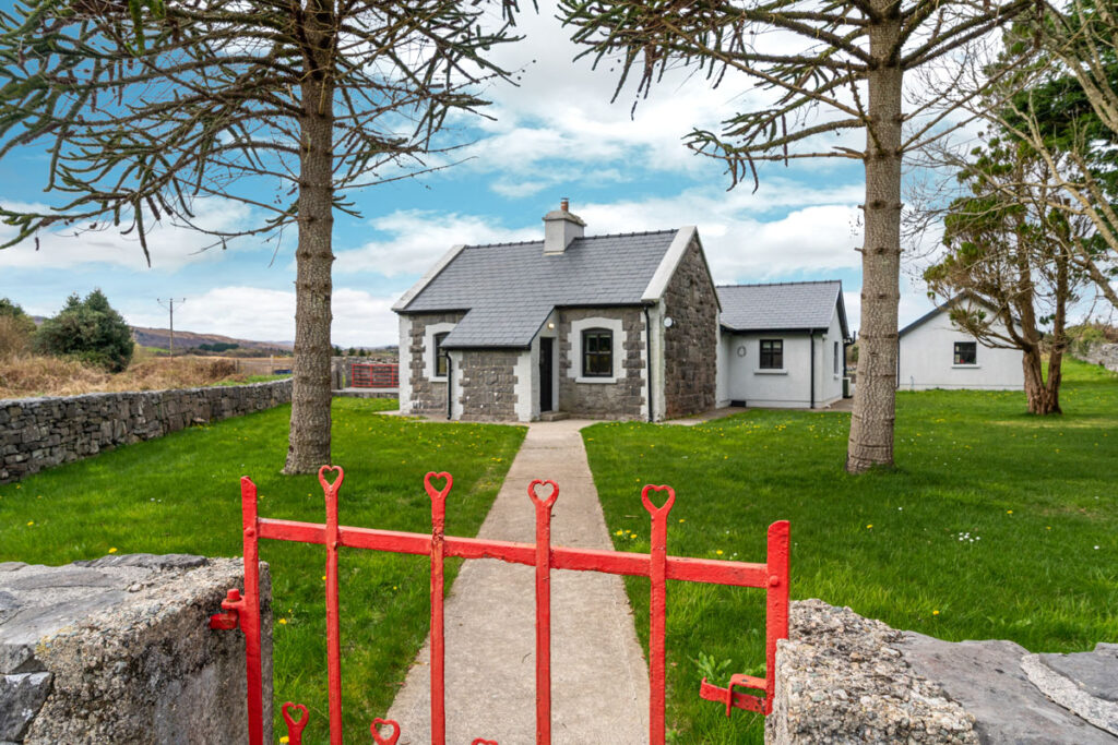 4 Bedrooms - Sleeps 10. Ideal for families and groups of friends. Close to Oughterard village. WiFi. Pets welcome.