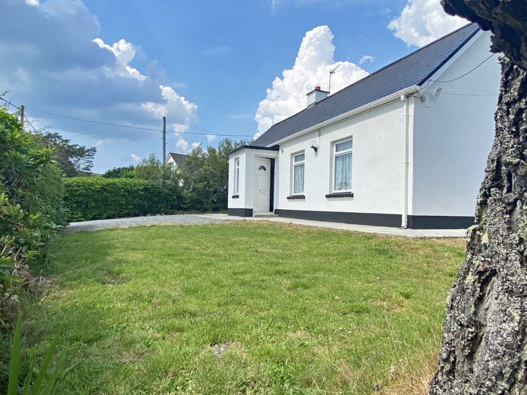 3 Bedrooms - Sleeps 6. A traditional cottage just a five minute walk to Clifden town centre.