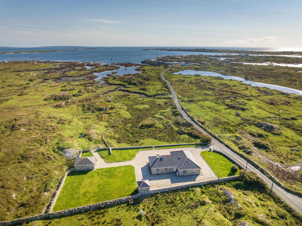 4 Bedrooms - Sleeps 8. Large coastal property in the Connemara Gaeltacht.