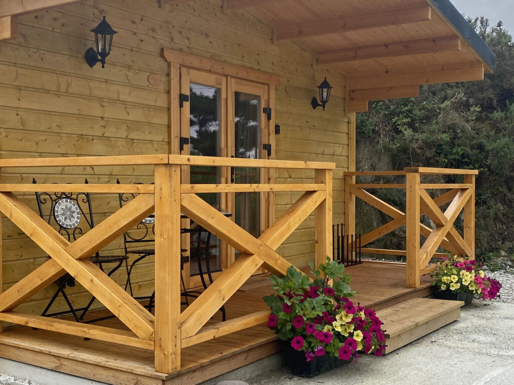 A luxurious log cabin on the Connemara Greenway, close to Clifden town.