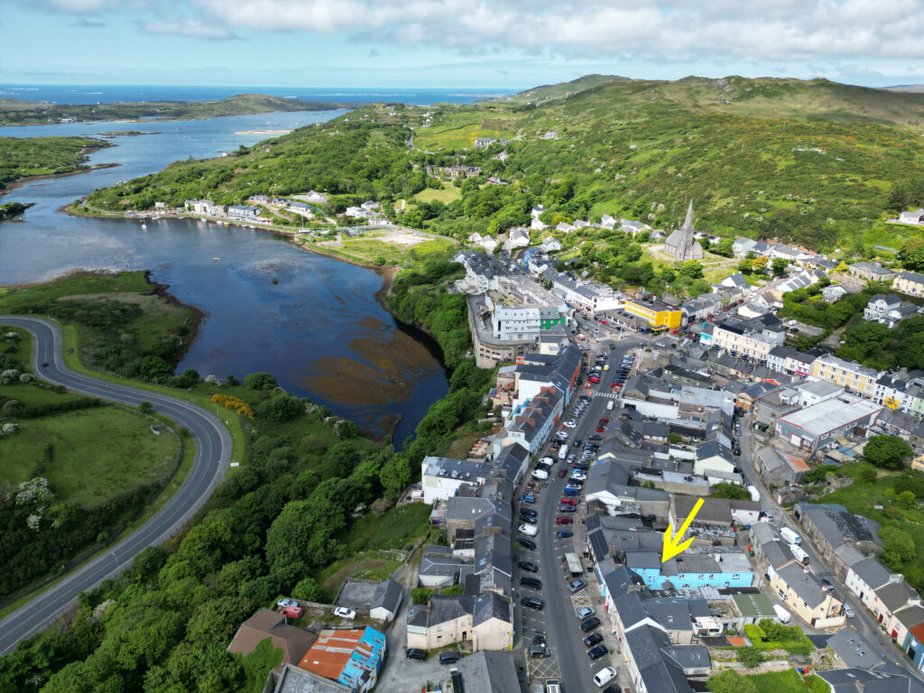 A spacious 6 bedrooms first floor apartment centrally located in Clifden town, close to all bars, restaurants and shops.