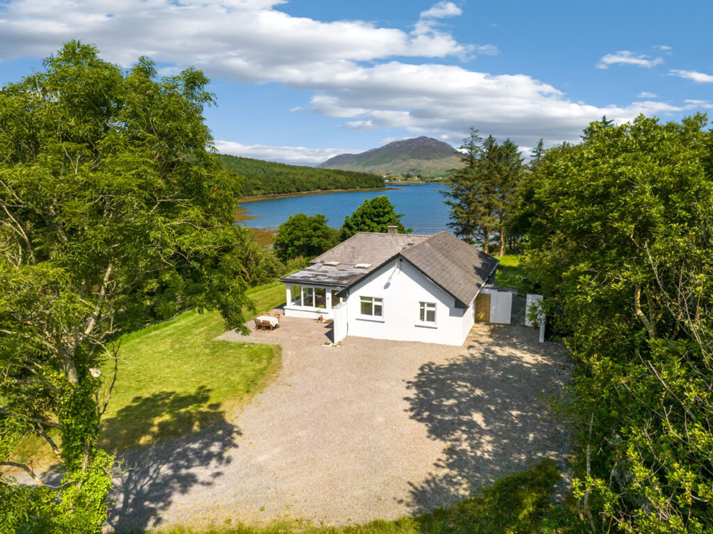 A spacious coastal cottage sleeping 6, close to Connemara National Park