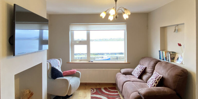 cottage to rent roundstone village (1)