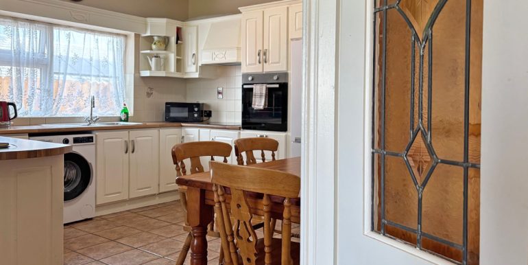 cottage to rent roundstone village connemara (2)